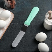 Лопатка-палетка с пластиковой ручкой, изогнутая, 27*3 см, 10,5 см рабочая поверхность.