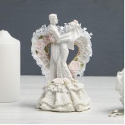 Сердце с молодожёнами из полистоуна и глины 12*11*20 см.